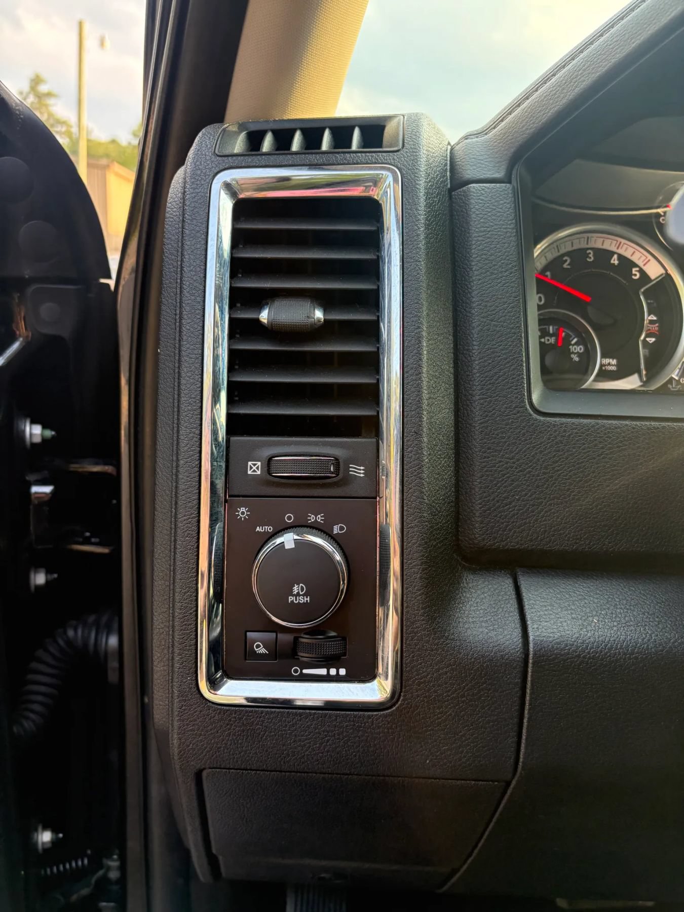 Used 2014 RAM 3500 Laramie AWD/4WD image 9