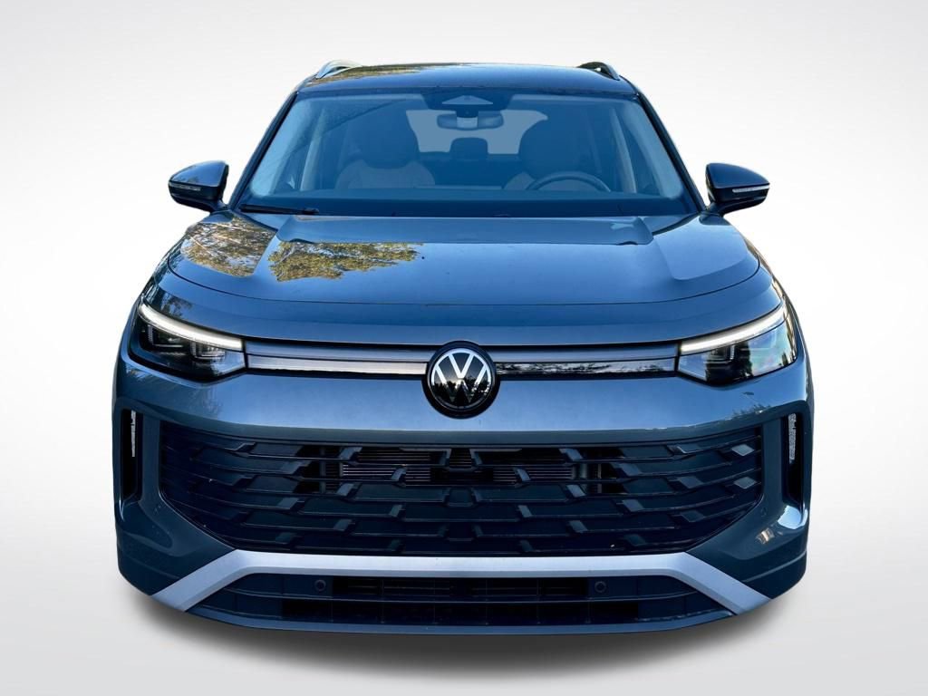 Used 2025 Volkswagen Tiguan S image 2