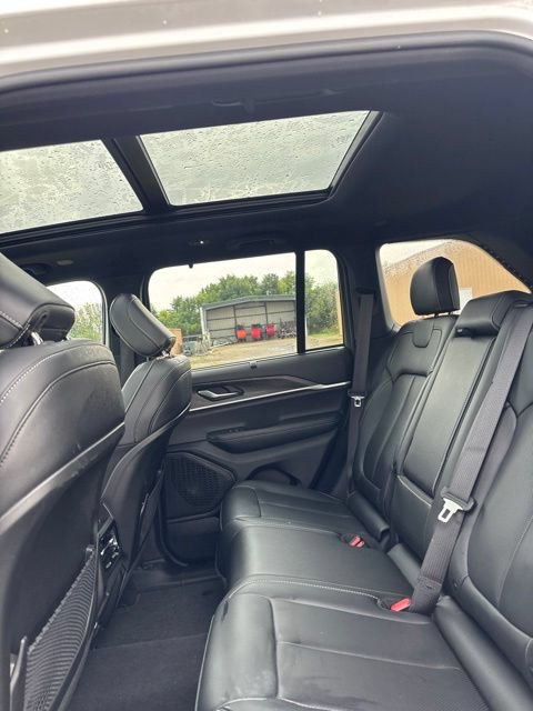 Used 2025 Jeep Grand Cherokee Limited w/ Luxury Tech Group II AWD/4WD image 6