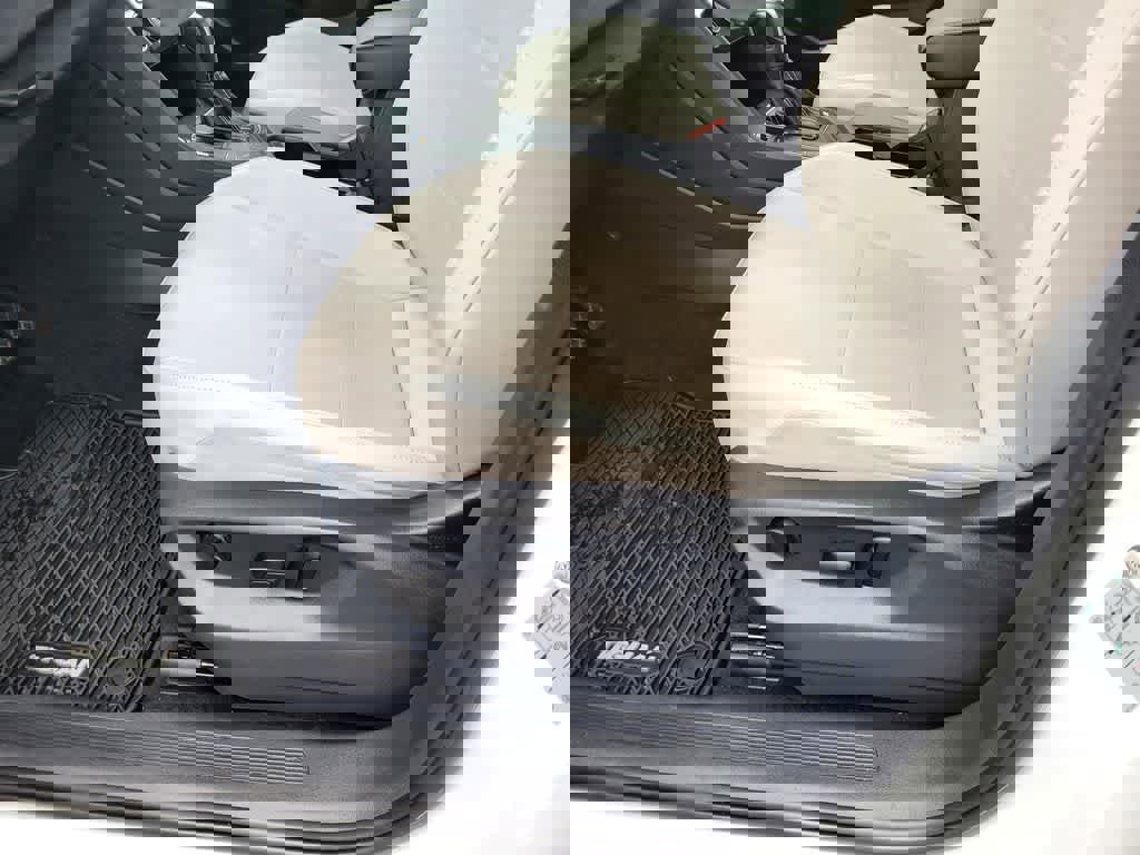 Used 2021 Volkswagen Tiguan SE w/ Panoramic Sunroof Package image 17