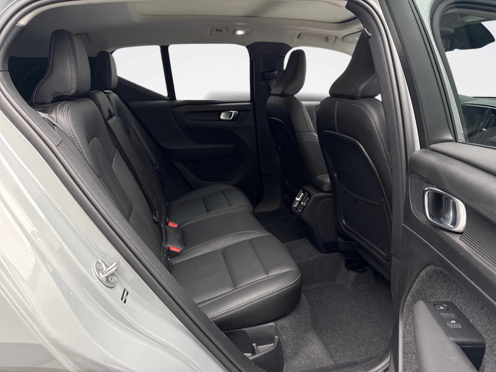 Used 2025 Volvo XC40 B5 Core image 19