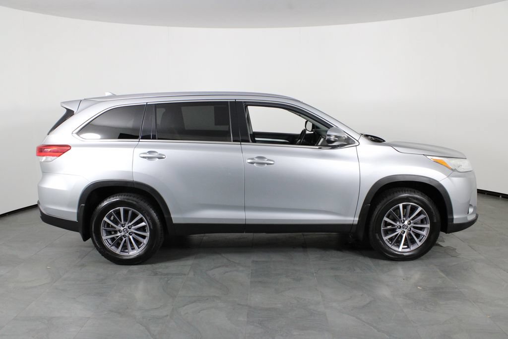 Used 2019 Toyota Highlander XLE AWD/4WD image 11