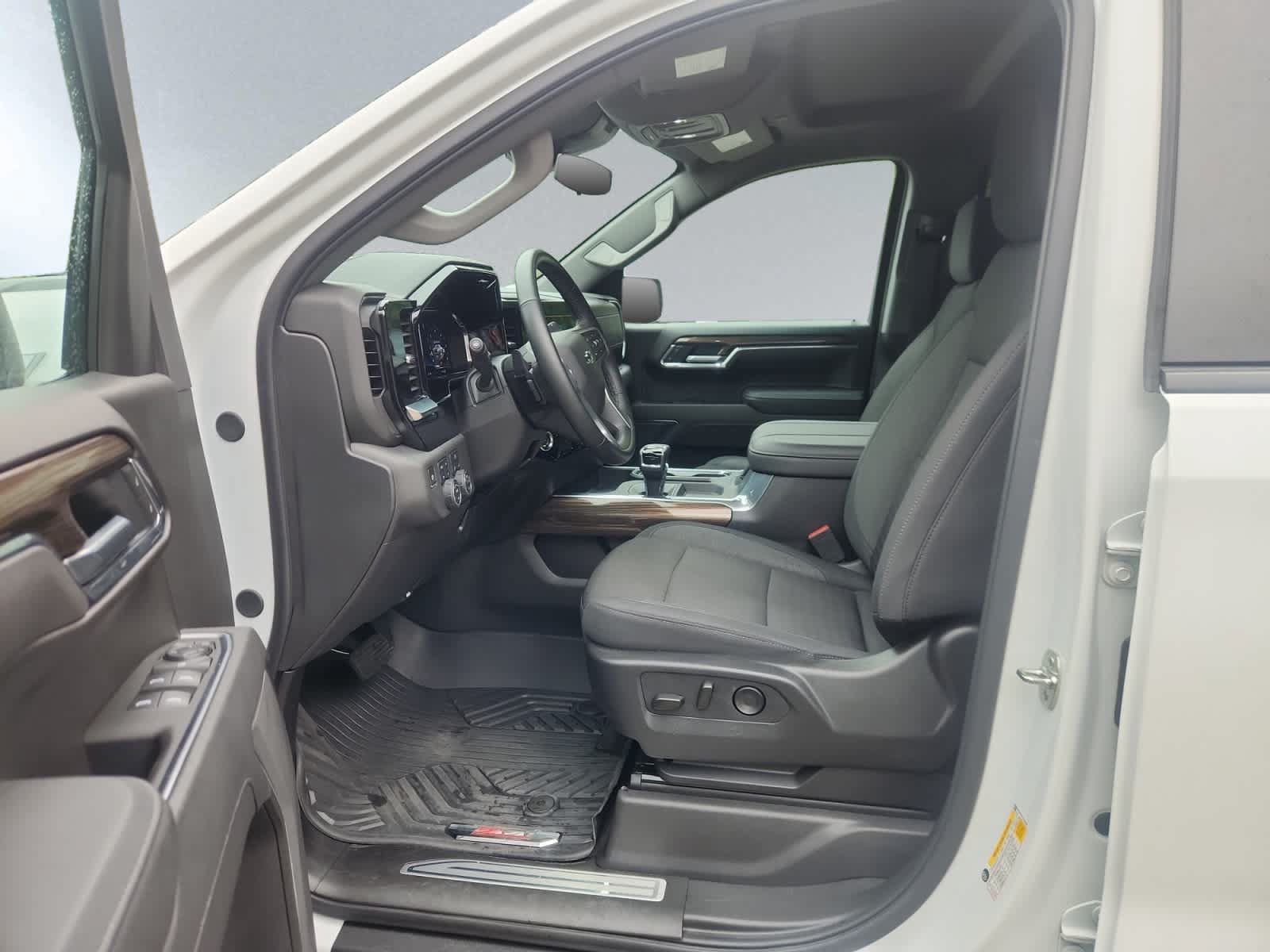 Used 2025 Chevrolet Silverado 1500 LT Trail Boss AWD/4WD image 5