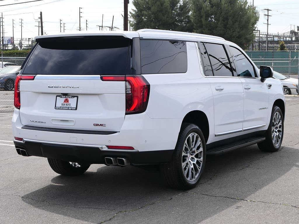 Used 2025 GMC Yukon XL Denali RWD image 3