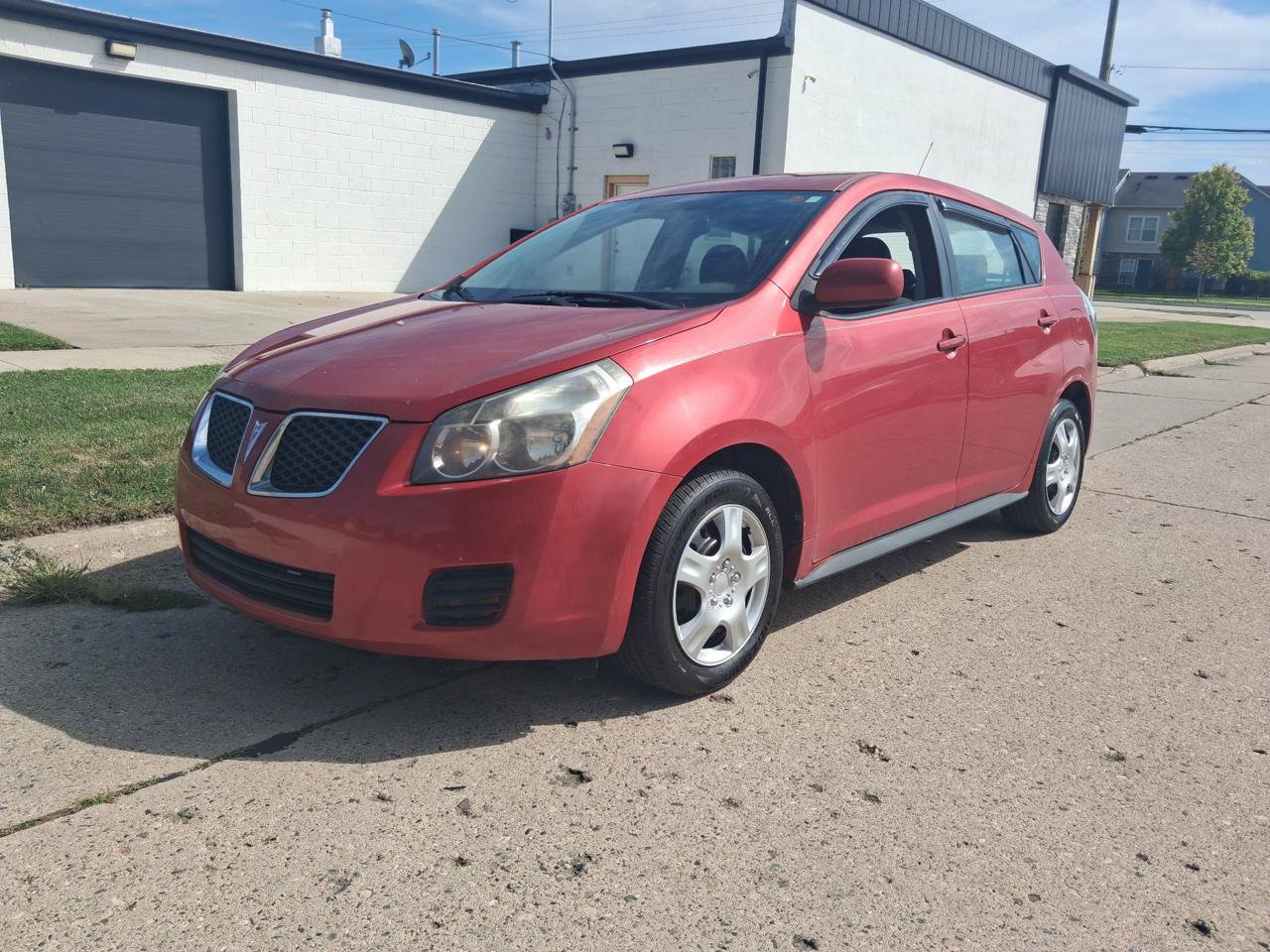 Used 2010 Pontiac Vibe w/ Preferred Package FWD image 3