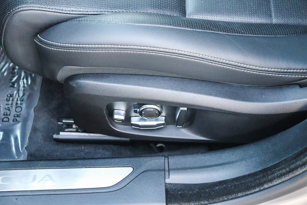 Used 2024 Jaguar XF R-Dynamic SE AWD/4WD image 25