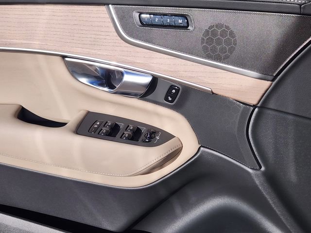 New 2026 Volvo XC90 T8 Plus w/ Protection Package image 9