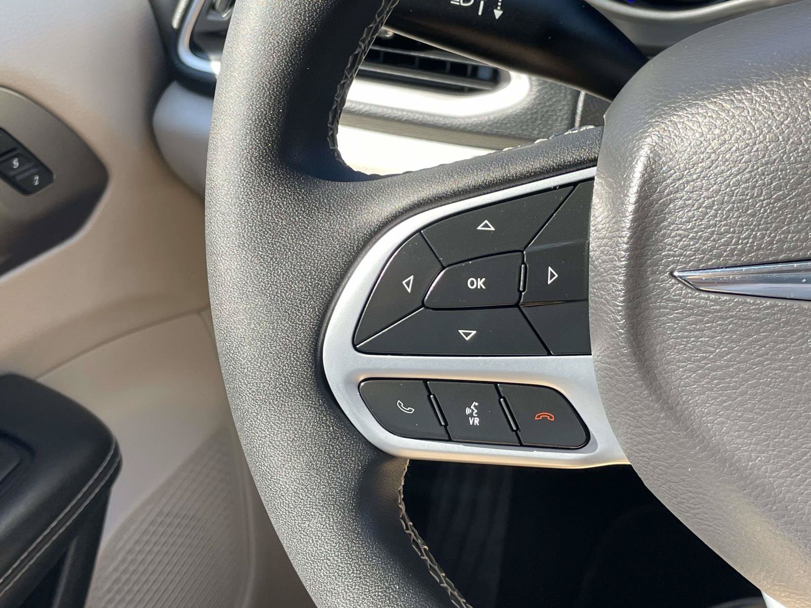 Used 2023 Chrysler Pacifica Touring-L FWD image 22