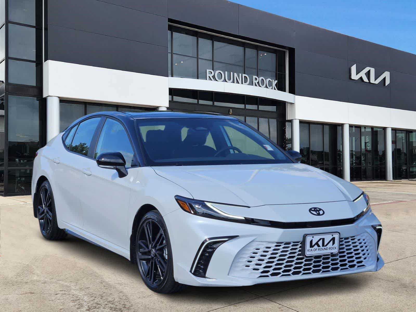 Used 2025 Toyota Camry XSE FWD image 3
