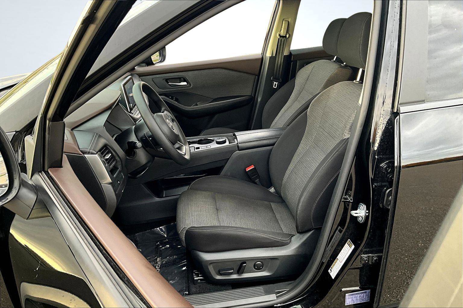 Used 2023 Nissan Rogue SV image 25