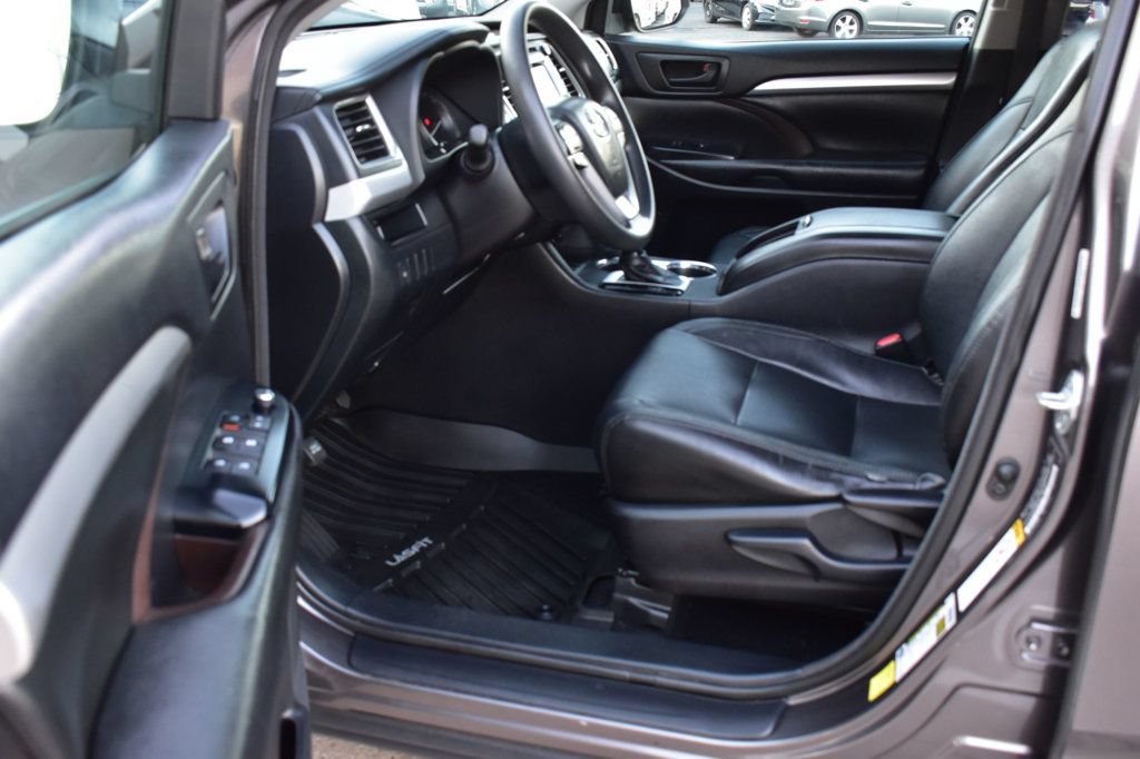 Used 2014 Toyota Highlander LE FWD image 13