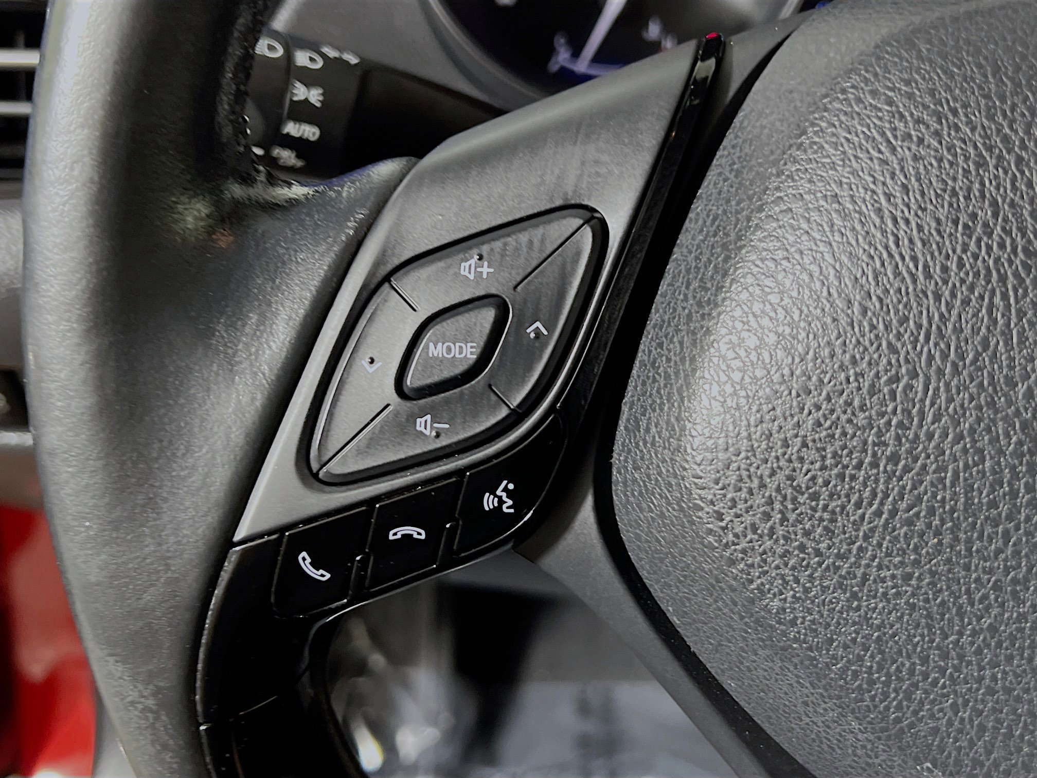 Used 2020 Toyota C-HR XLE image 19