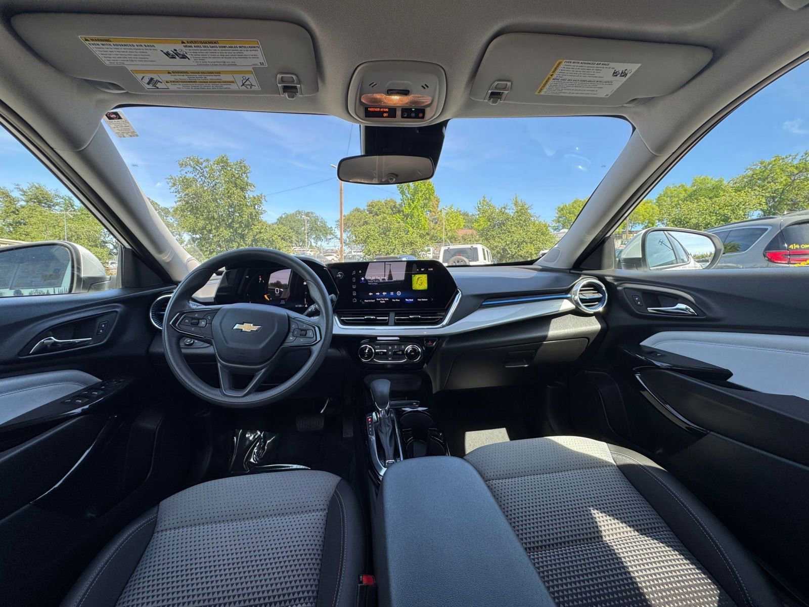 Used 2025 Chevrolet Trax LT image 32