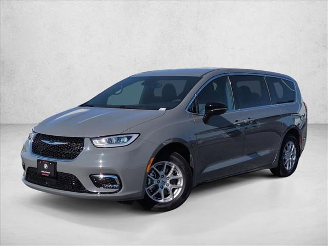 Used 2025 Chrysler Pacifica Select image 1