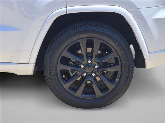 Used 2018 Jeep Grand Cherokee Altitude RWD image 10