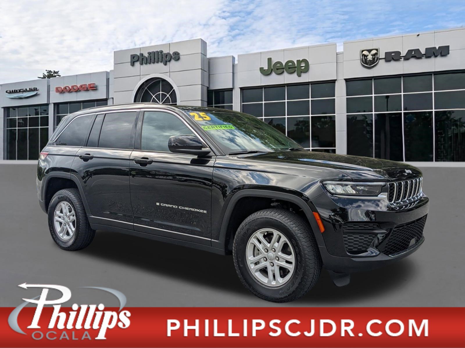 Certified 2025 Jeep Grand Cherokee Laredo w/ Luxury Tech Group I image 1