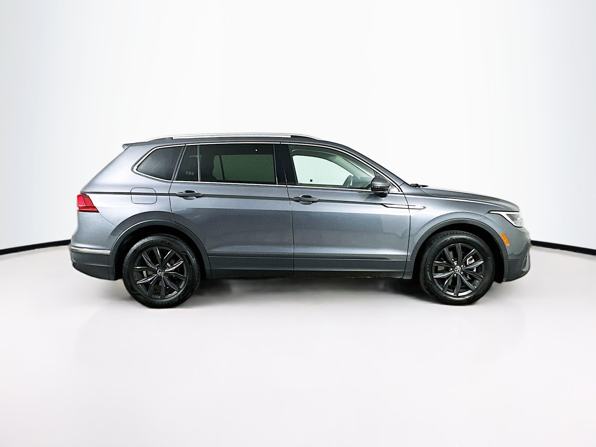 Used 2024 Volkswagen Tiguan SE image 10
