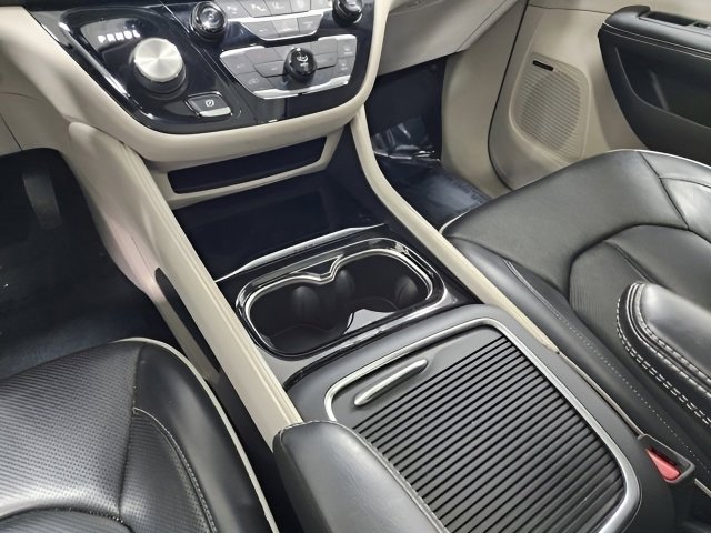 Used 2022 Chrysler Pacifica Limited AWD/4WD image 29
