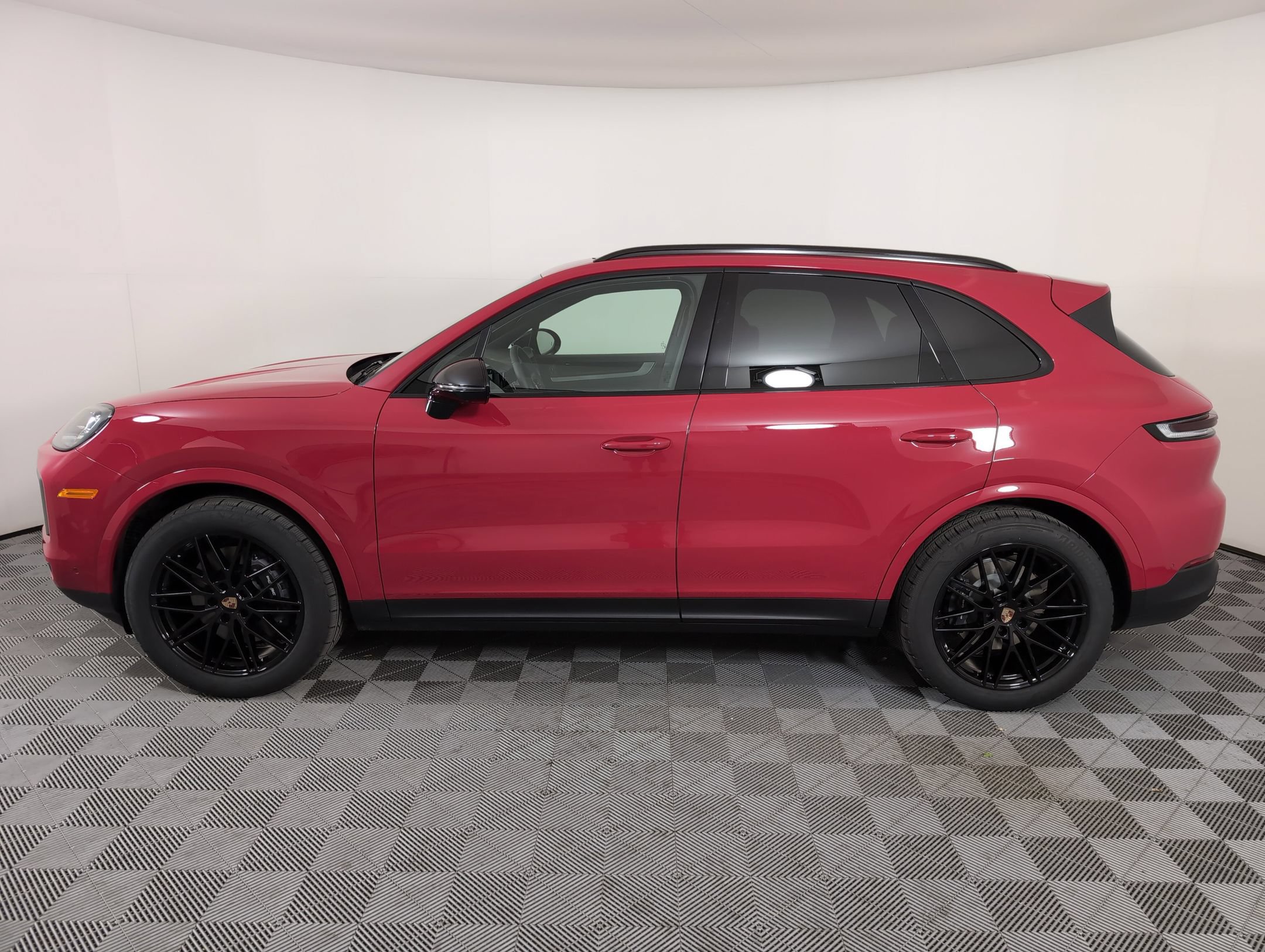 Certified 2025 Porsche Cayenne AWD/4WD image 2