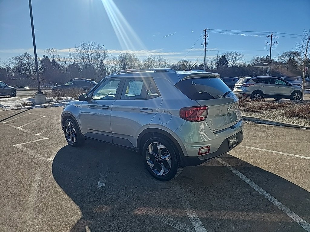 Certified 2023 Hyundai Venue SEL image 3