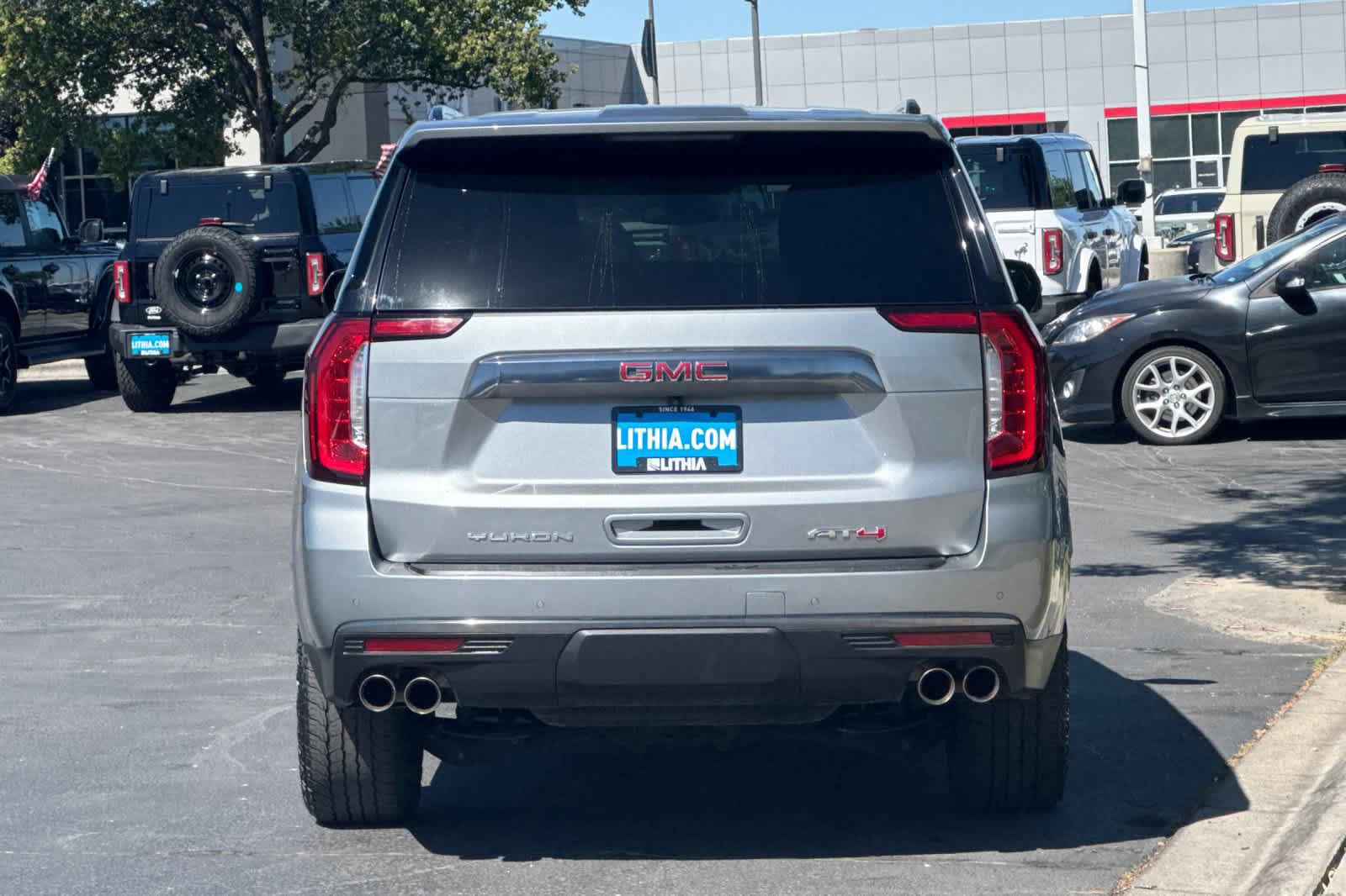 Used 2023 GMC Yukon XL AT4 w/ AT4 Premium Plus Package AWD/4WD image 7