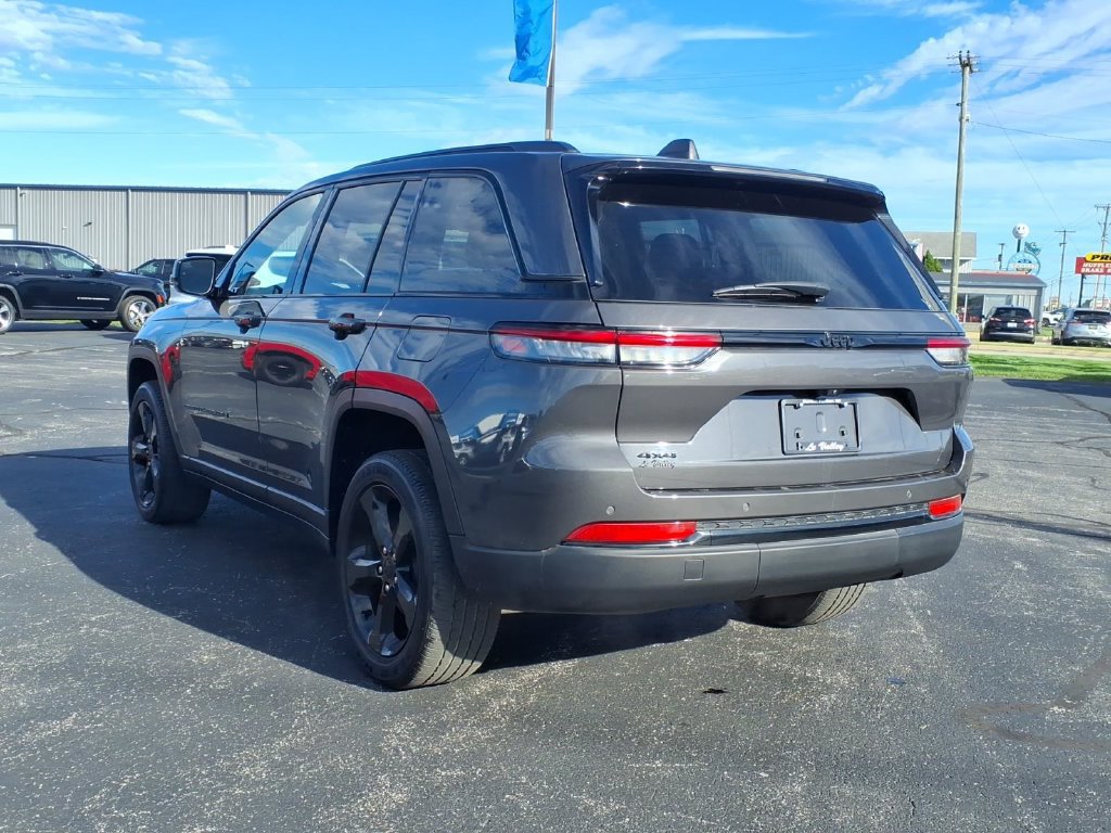 Used 2024 Jeep Grand Cherokee Altitude AWD/4WD image 10