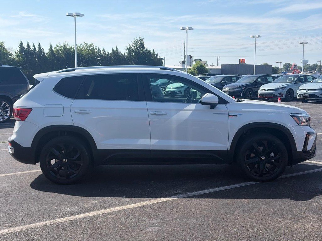 Certified 2023 Volkswagen Taos SE w/ Panoramic Sunroof Package AWD/4WD image 4