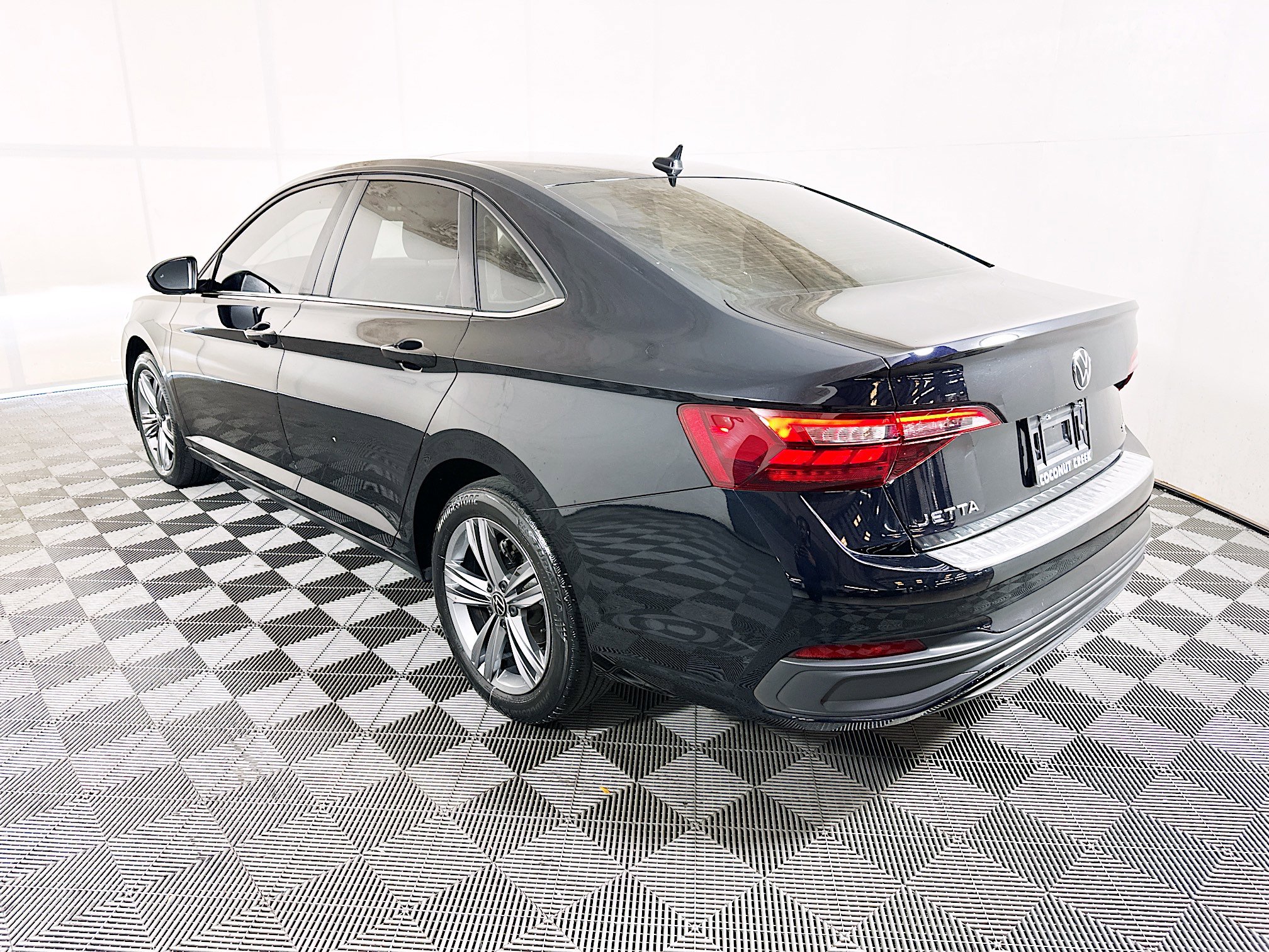 Used 2024 Volkswagen Jetta SE FWD image 5