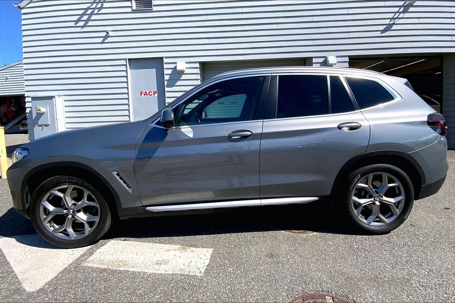 Used 2023 BMW X3 xDrive30i w/ Premium Package AWD/4WD image 2