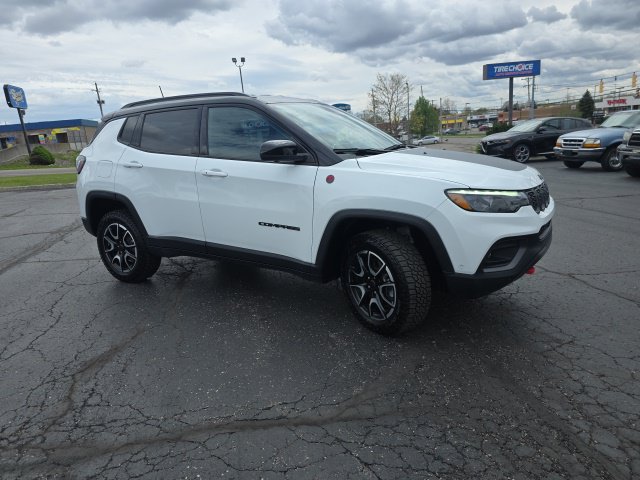 Used 2025 Jeep Compass Trailhawk w/ Trailhawk Elite Group AWD/4WD image 11