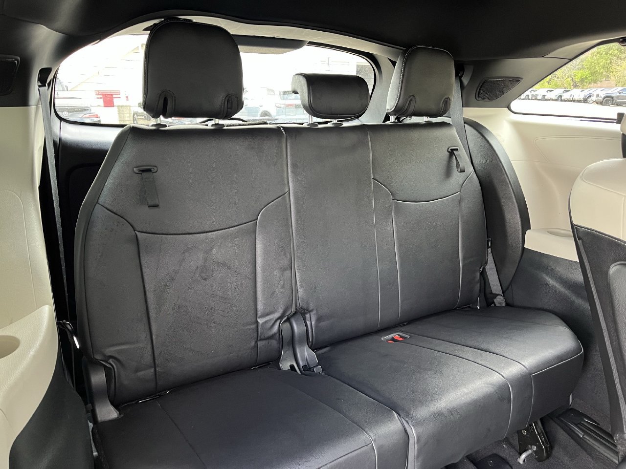Used 2025 Toyota Sienna Platinum FWD image 28