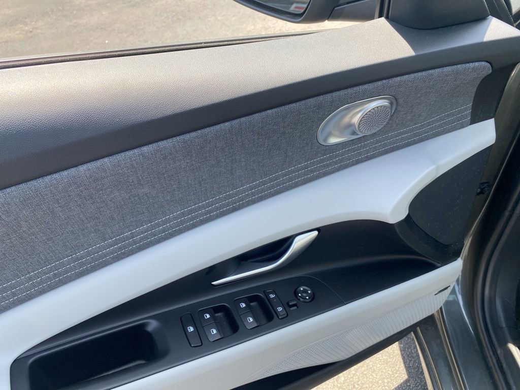 Used 2025 Hyundai Elantra Limited FWD image 11