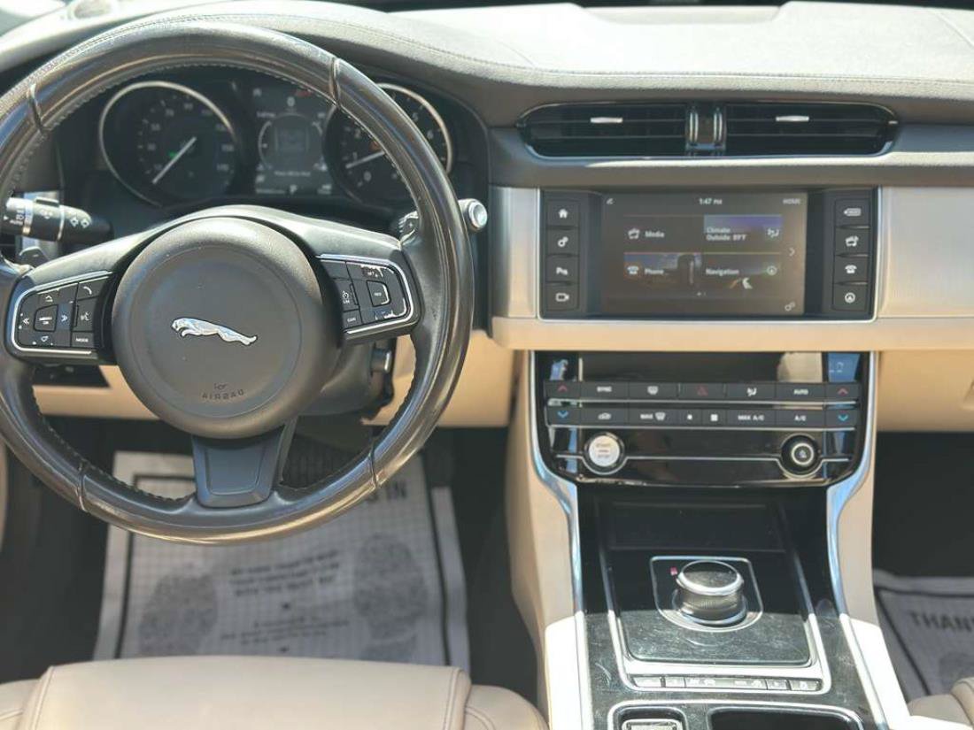Used 2018 Jaguar XF Premium RWD image 8