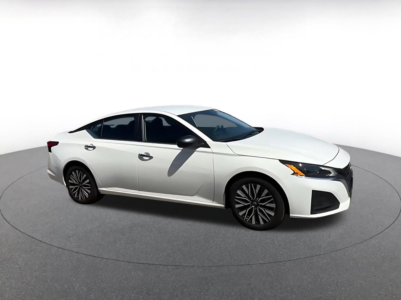 Used 2025 Nissan Altima 2.5 SV FWD image 2