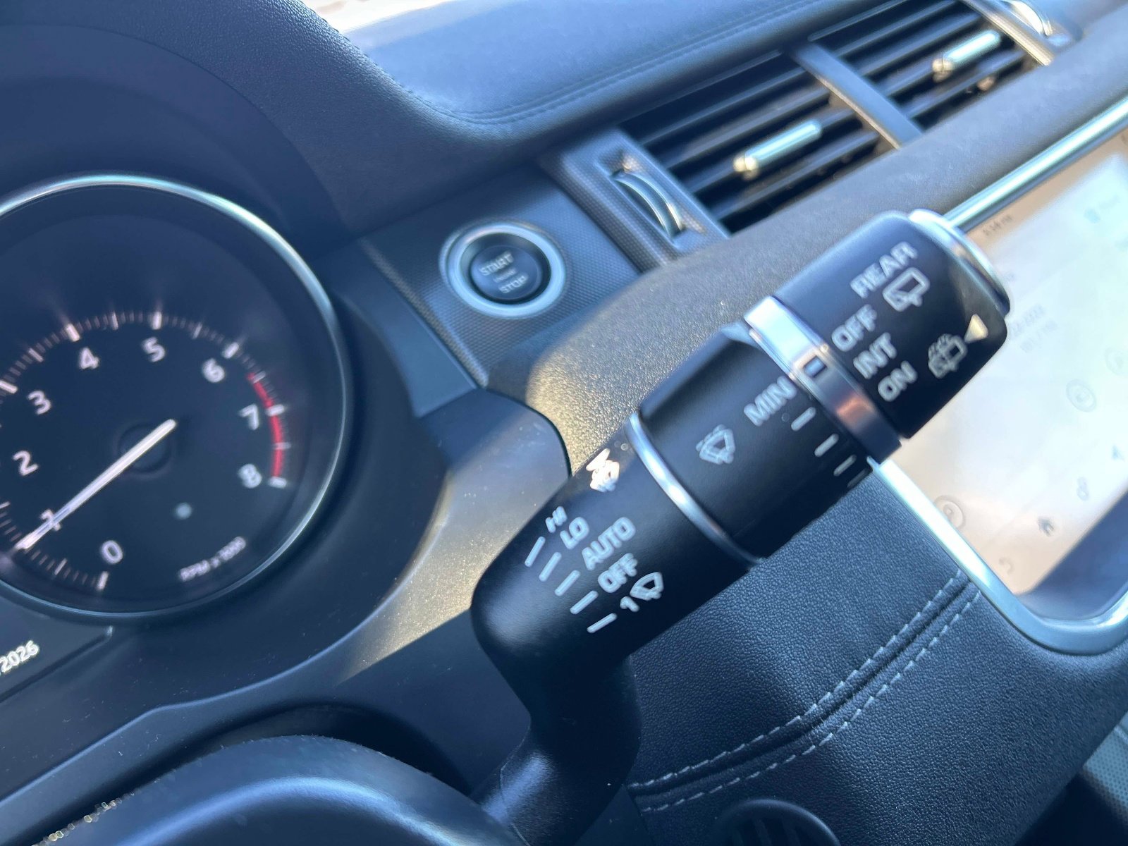 Used 2019 Land Rover Range Rover Evoque SE Premium image 28