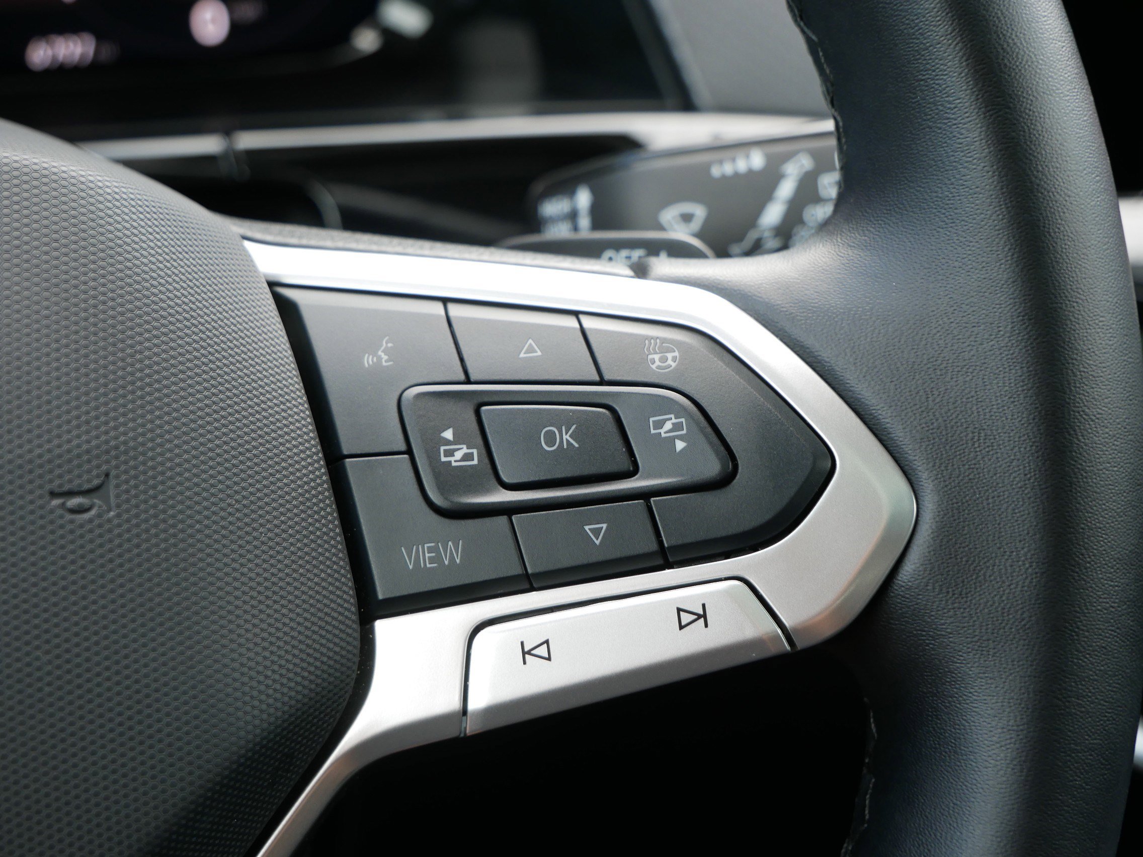 Certified 2025 Volkswagen Atlas Peak Edition SE image 30