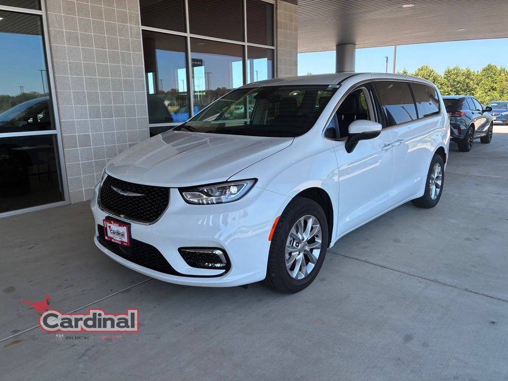 Used 2023 Chrysler Pacifica Touring-L w/ Uconnect Theater Family Group AWD/4WD image 2