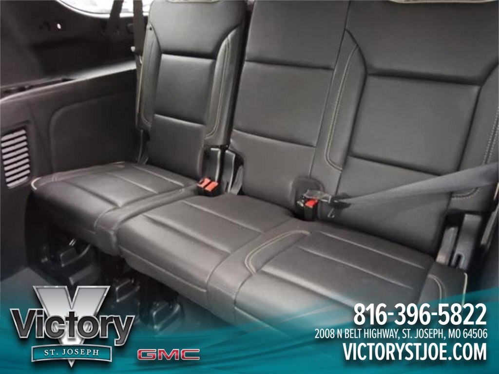 Used 2023 GMC Yukon XL SLT image 3