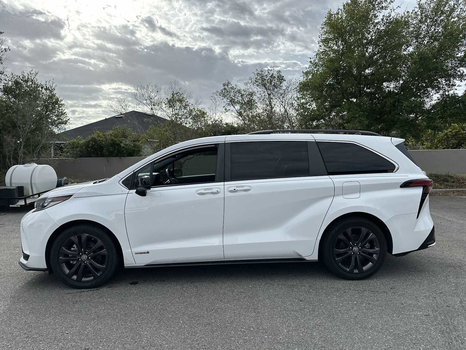 Used 2021 Toyota Sienna XSE image 3