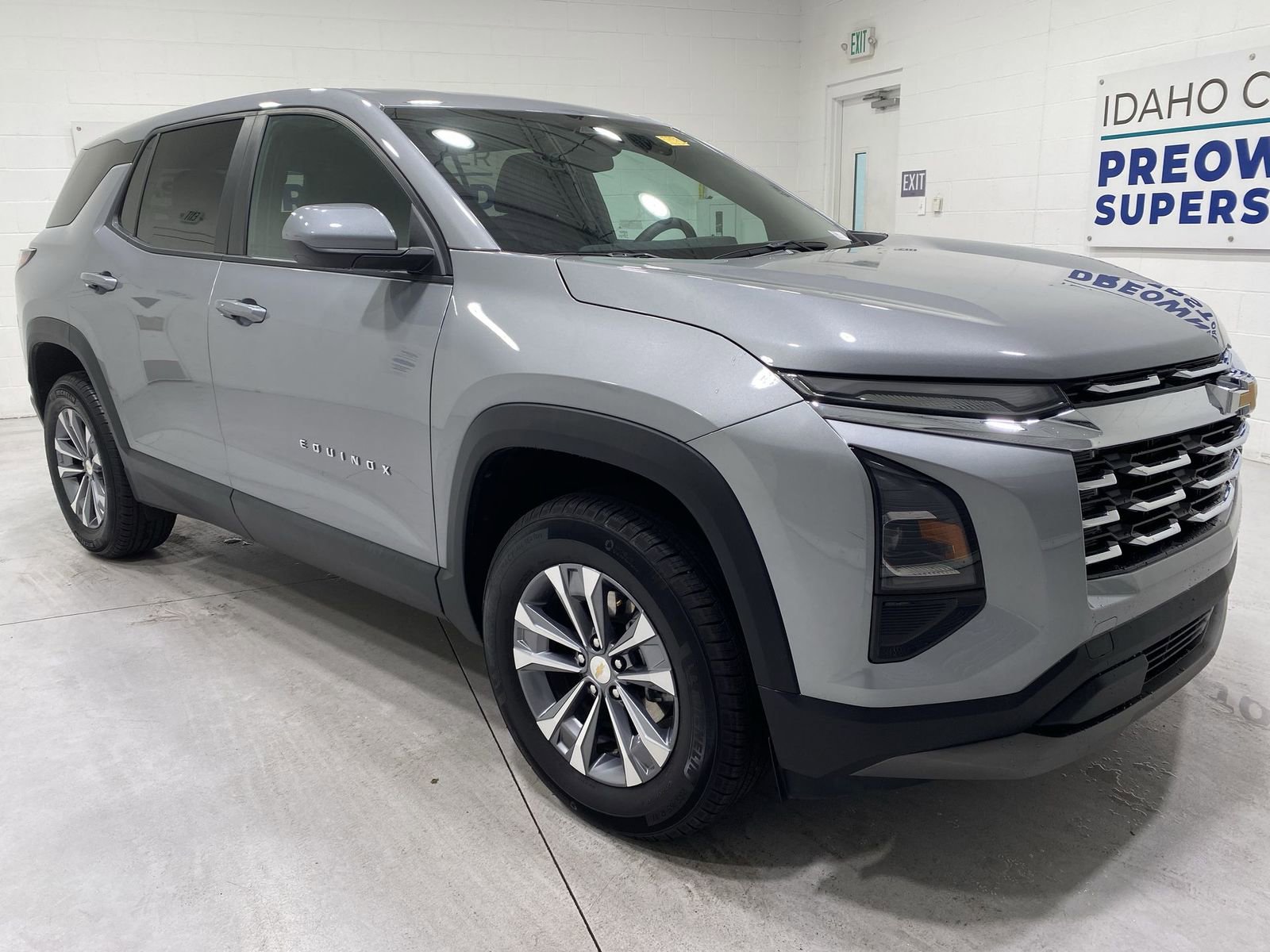 Used 2025 Chevrolet Equinox LT AWD/4WD image 2