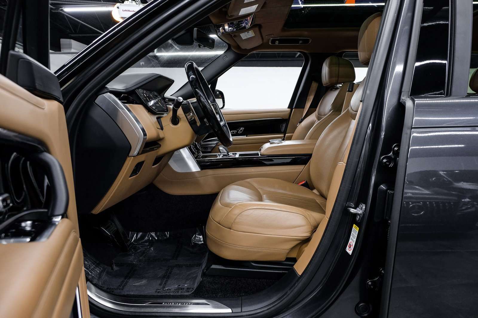 Used 2023 Land Rover Range Rover Autobiography image 4