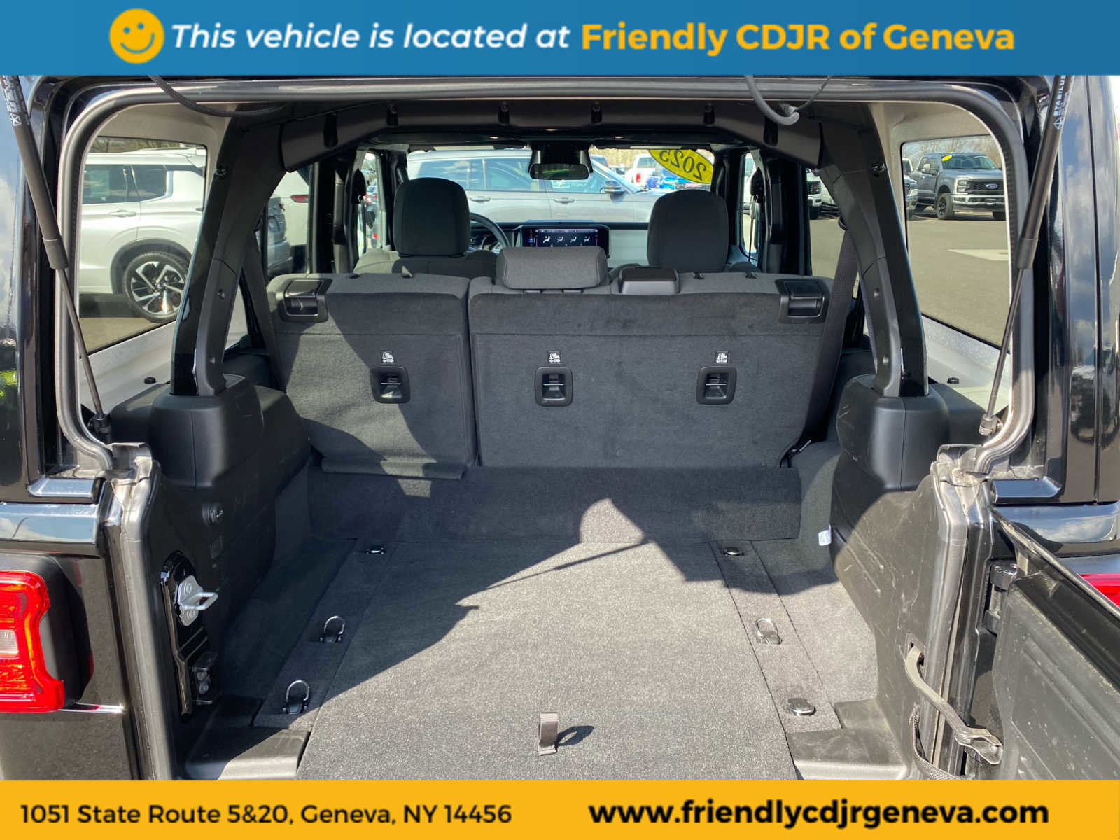 Used 2025 Jeep Wrangler Sahara image 12