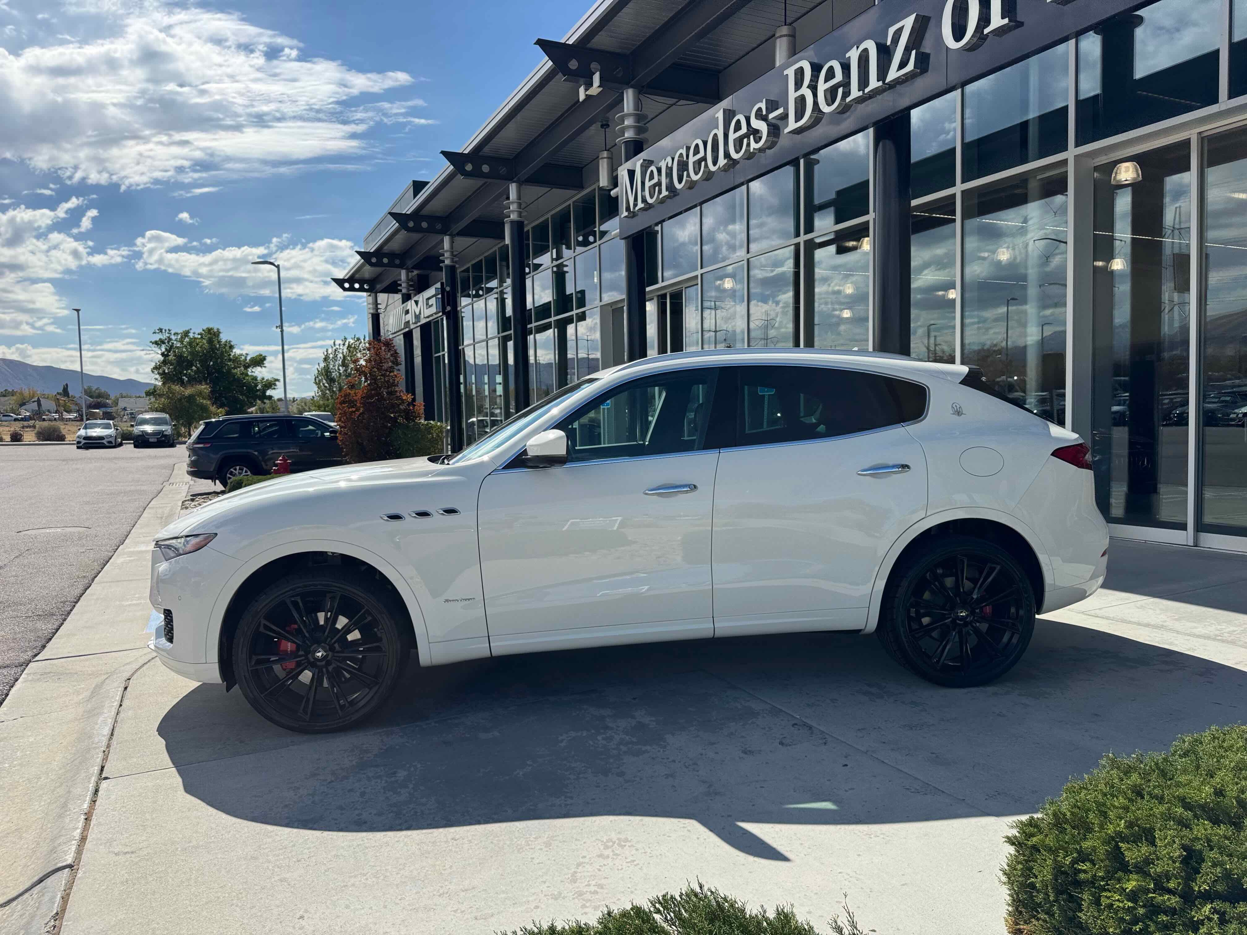 Used 2018 Maserati Levante GranLusso image 3