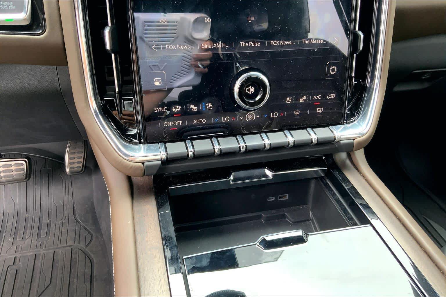 Certified 2025 GMC Yukon Denali Ultimate AWD/4WD image 32