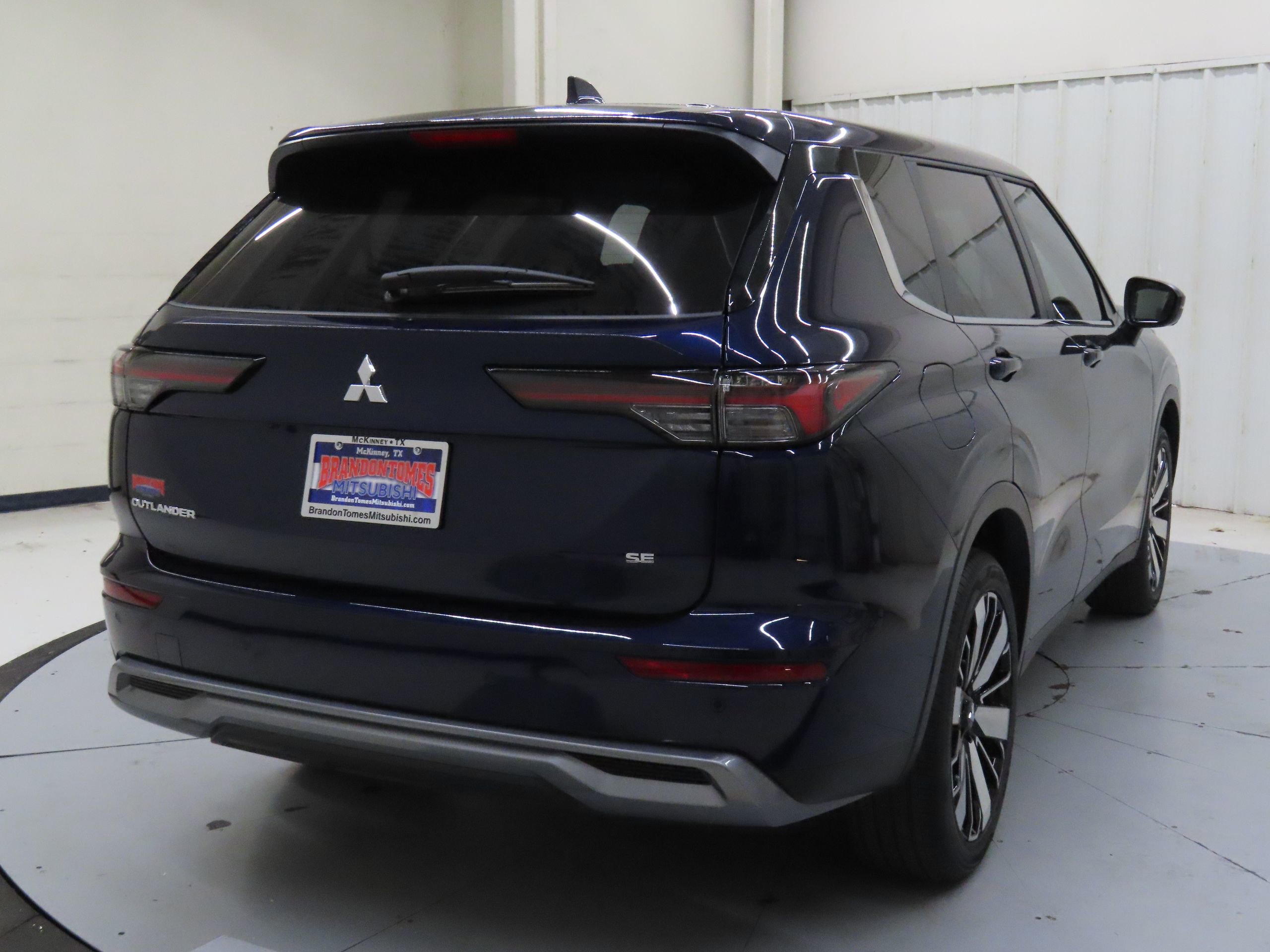 New 2025 Mitsubishi Outlander SE image 3