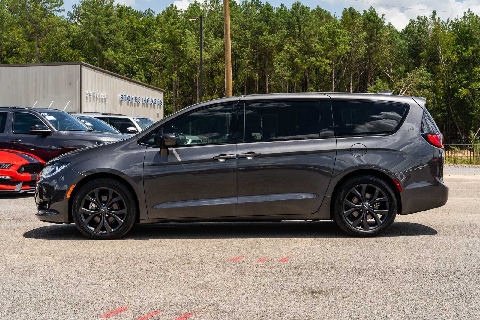 Used 2020 Chrysler Pacifica Touring w/ S Appearance Package FWD image 4