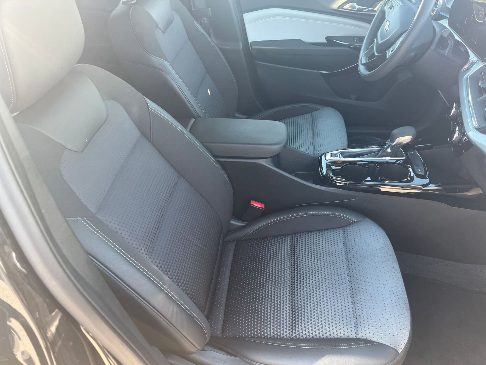 Used 2025 Chevrolet Trax LT FWD image 35