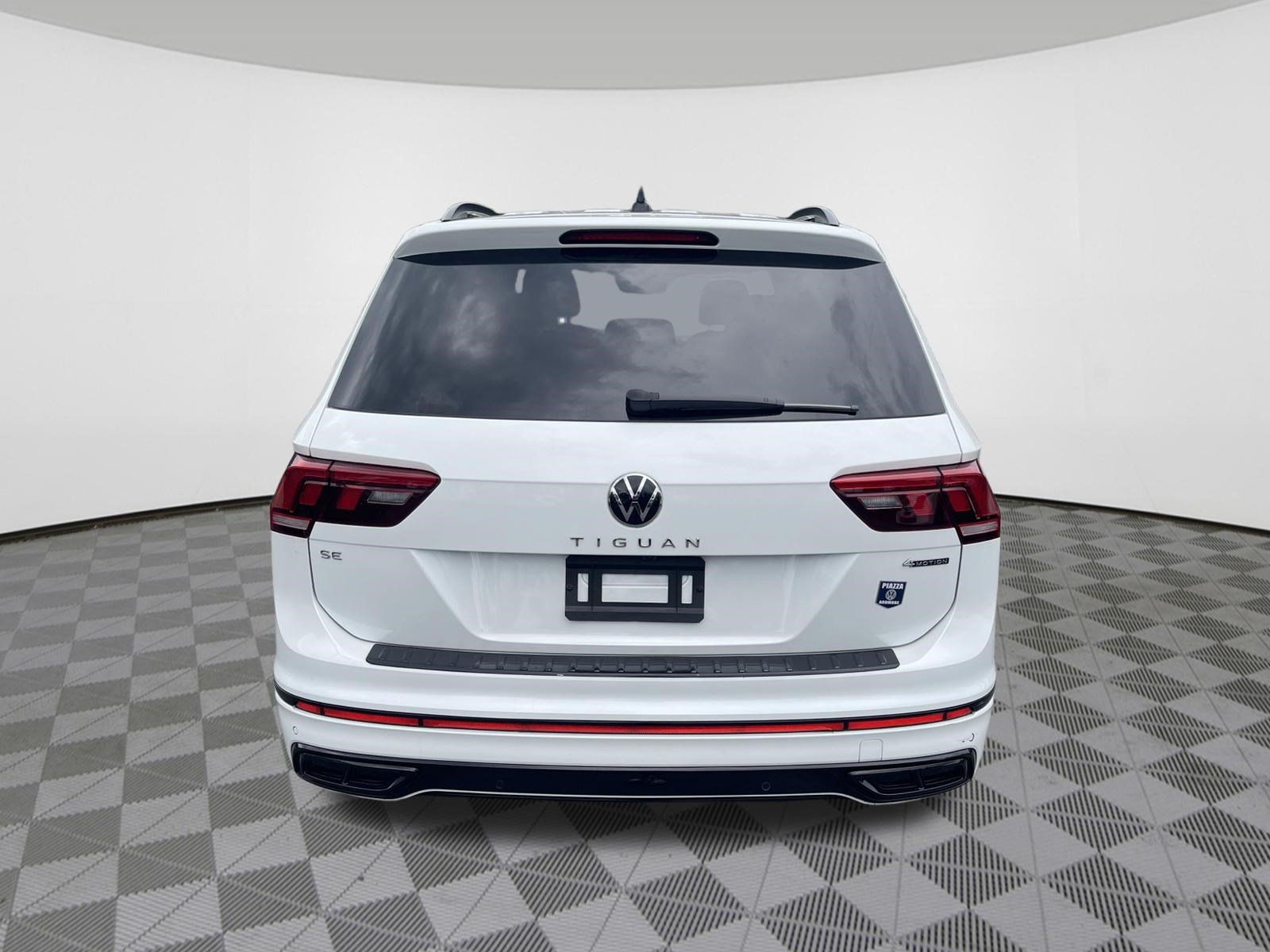 Used 2024 Volkswagen Tiguan SE R-Line AWD/4WD image 6