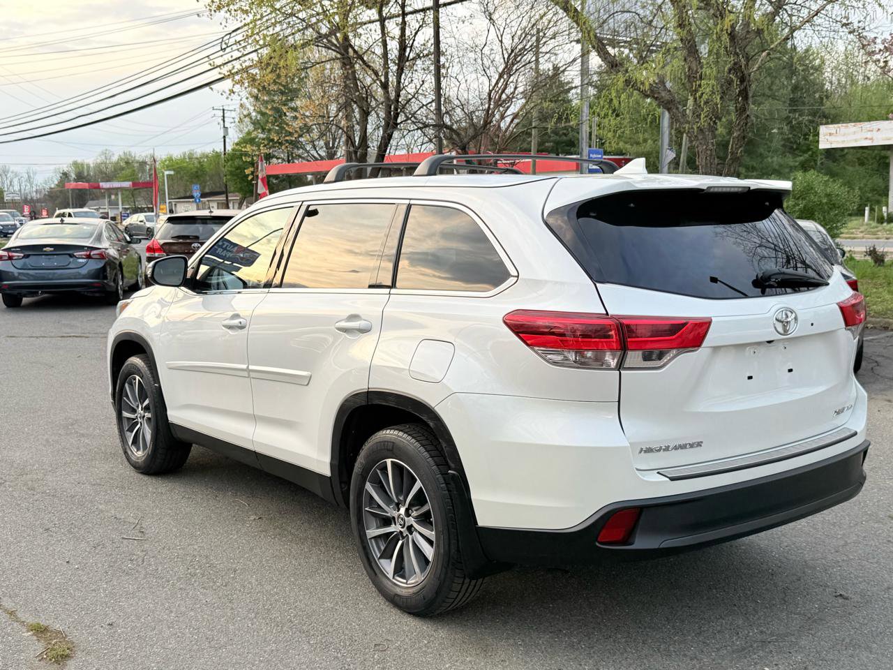 Used 2019 Toyota Highlander XLE AWD/4WD image 5