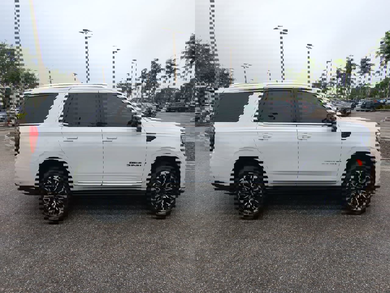 Used 2024 GMC Yukon Denali w/ Denali Reserve Package image 4